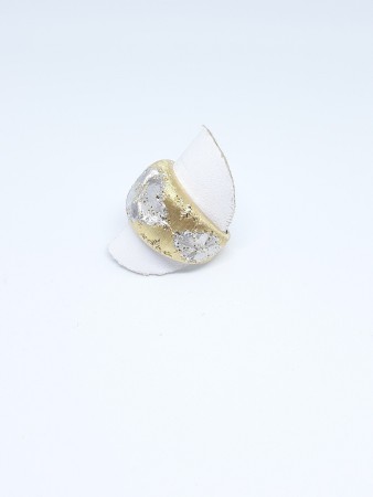 Fascia bombata in oro 18Kt con incisione a bulino ornato fiorentino, rombi incisi effetto raggiera.